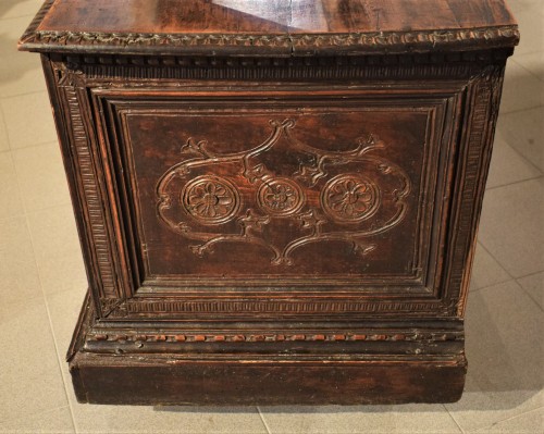 Noble chest in carved and inlaid walnut. Venice, 17th century - Louis XIV